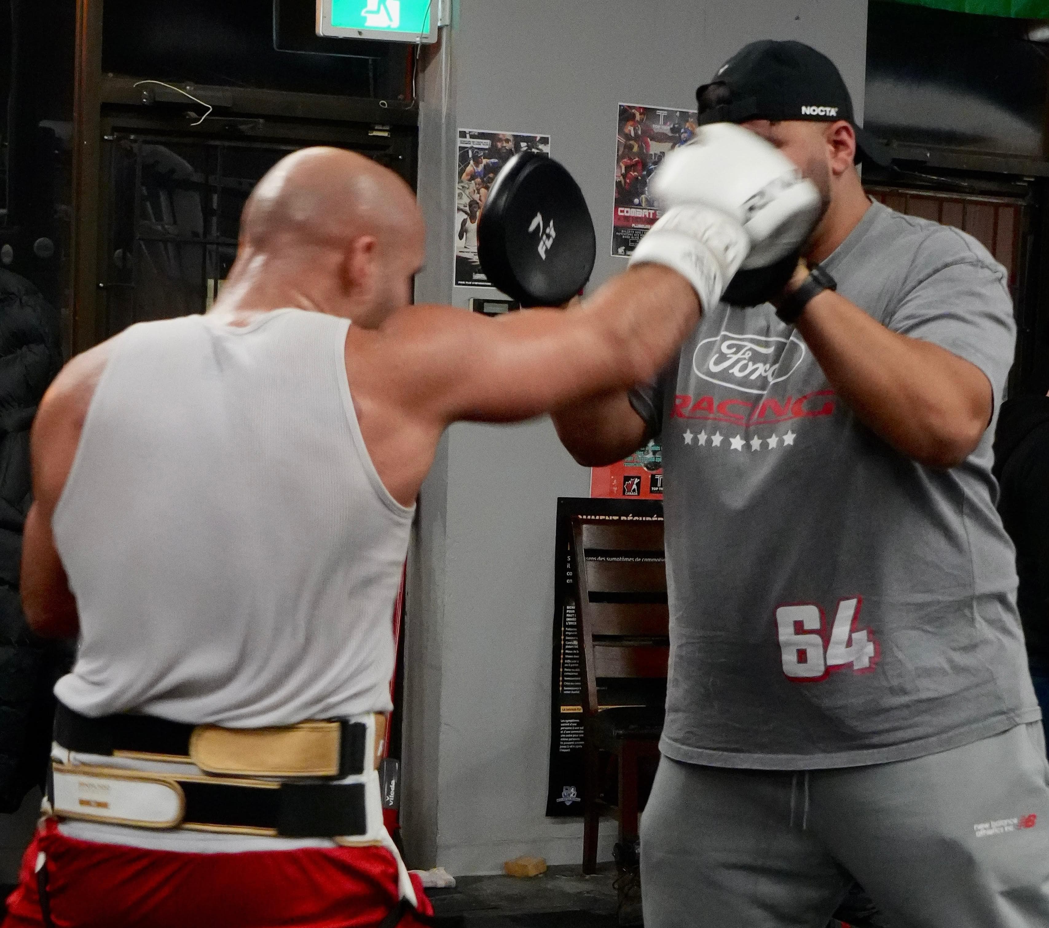 Boxeuse qui bande ses mains avant l'entraînement