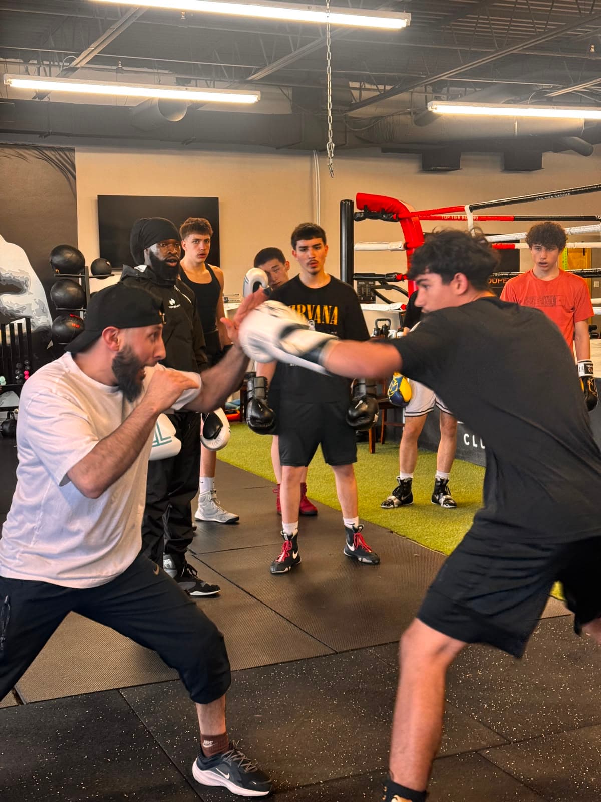Vue à travers les câbles du ring au TopTier Boxing Club